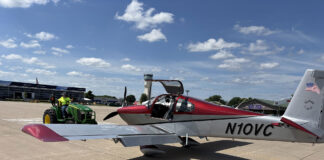 vic arriving at airventure