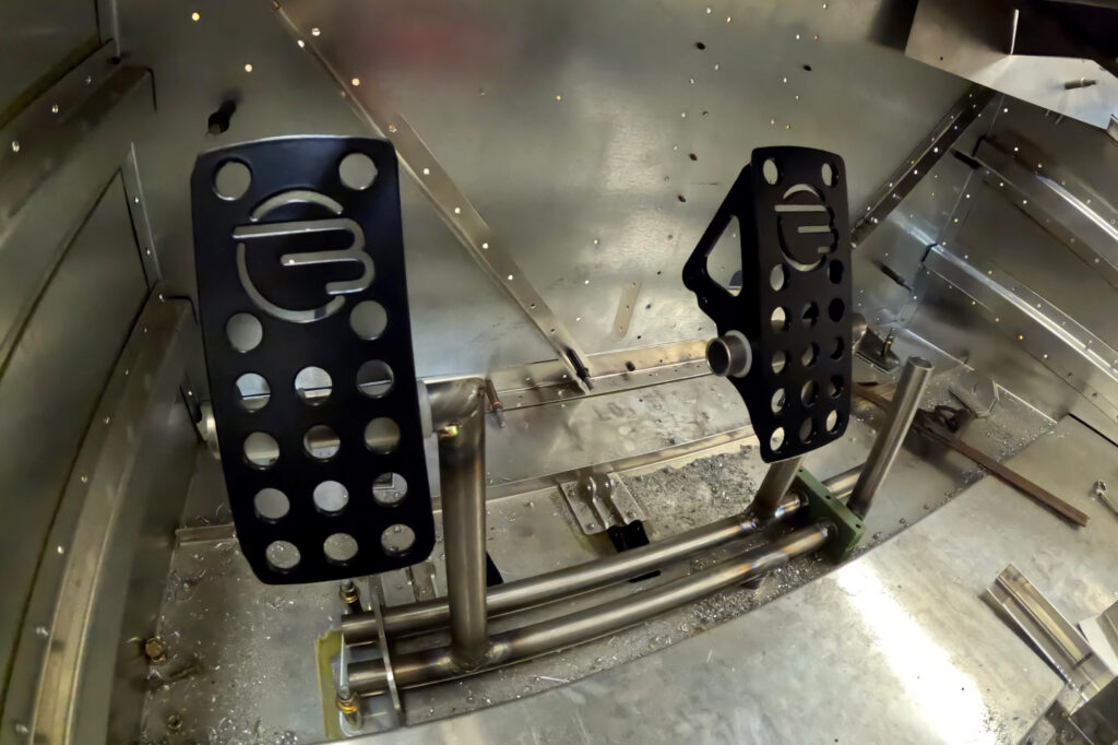 Beringer Rudd' Air pedals in the 750DXtreme and the Zenith 701 pedal assembly