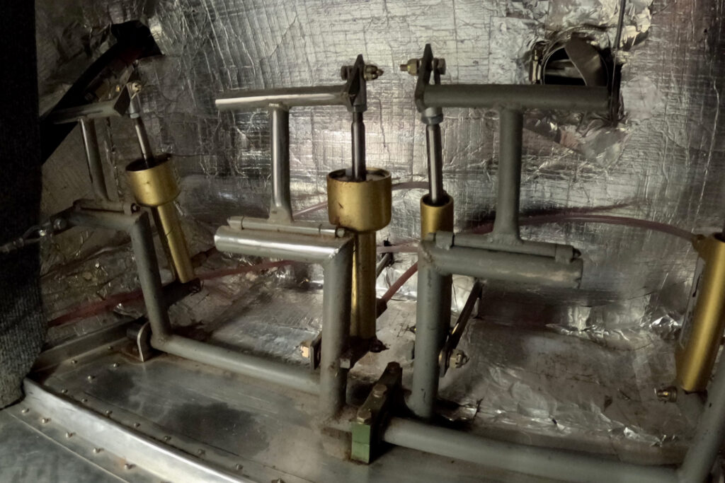 Beringer Rudd' Air pedals in the 750DXtreme and the Zenith 701 pedal assembly