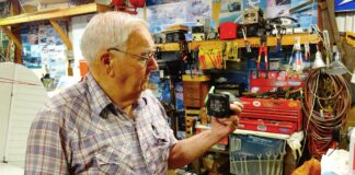 Lowell Farrand spent years serving as an FAA DAR and is in the EAA Hall of Fame. He offers sound advise to builders. [Credit: Bill Wilson]