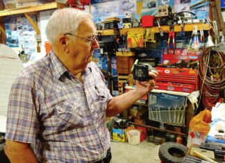 Lowell Farrand spent years serving as an FAA DAR and is in the EAA Hall of Fame. He offers sound advise to builders. [Credit: Bill Wilson]