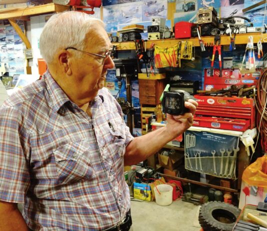 Lowell Farrand spent years serving as an FAA DAR and is in the EAA Hall of Fame. He offers sound advise to builders. [Credit: Bill Wilson]