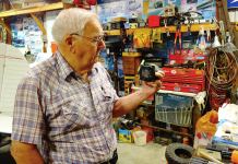 Lowell Farrand spent years serving as an FAA DAR and is in the EAA Hall of Fame. He offers sound advise to builders. [Credit: Bill Wilson]