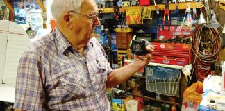 Lowell Farrand spent years serving as an FAA DAR and is in the EAA Hall of Fame. He offers sound advise to builders. [Credit: Bill Wilson]