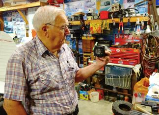 Lowell Farrand spent years serving as an FAA DAR and is in the EAA Hall of Fame. He offers sound advise to builders. [Credit: Bill Wilson]