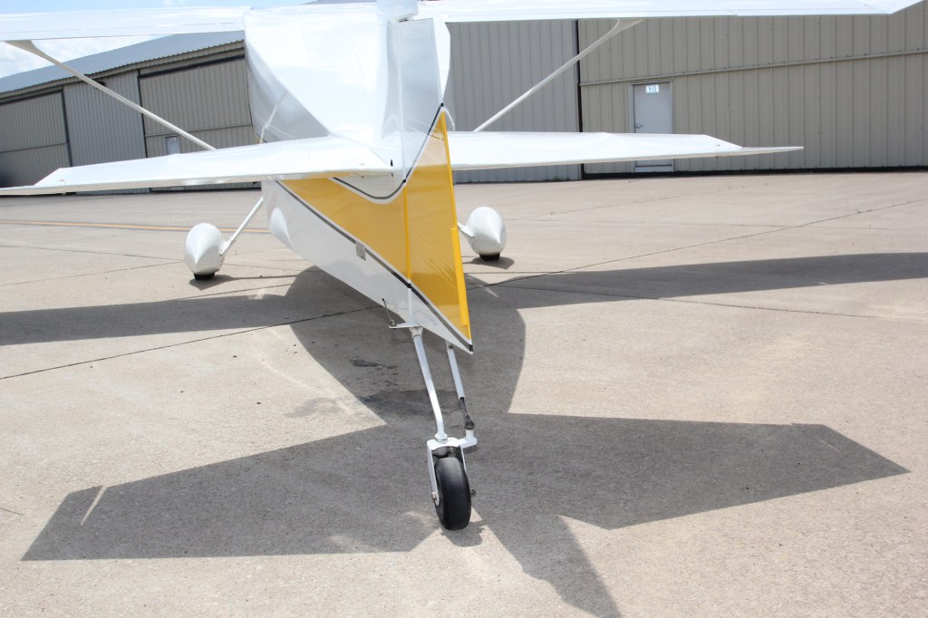 Tha landing gear legs are Wittman’s patented tapered rod springs. The tail wheel is designed with a tapered rod spring and a solid tire. [Credit: LeRoy Cook]
