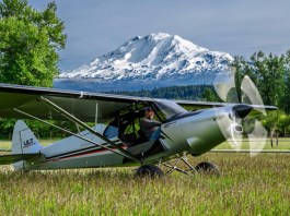 Backcountry manners intact: the ULT sits on a grass strip with the turbine spun up, built on the STOL-capable Carbon Cub UL airframe. [Credit: CubCrafters]