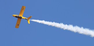 A SubSonex personal jet in aerobatic flight. Thea design will expand with a two-place model kit in the months ahead. [Credit: Sonex Aircraft]