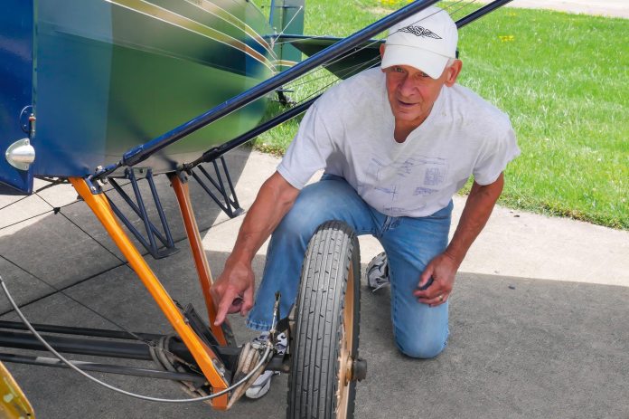 Working with composites allows the builder far more room to innovate and customize his aircraft. Jack Repass didn’t like the plan’s suggested dimensions for the landing gear attachment so he constructed a better alternative. [Credit: Bill Wilson]